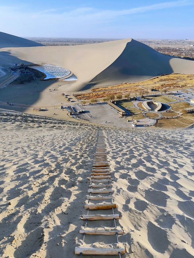沙海之中的奇幻明珠：鳴沙山月牙泉