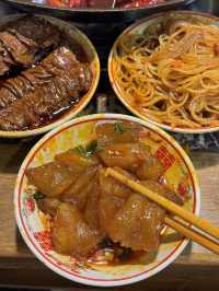 嚟重慶第一餐。。。食洞子火鍋。。。