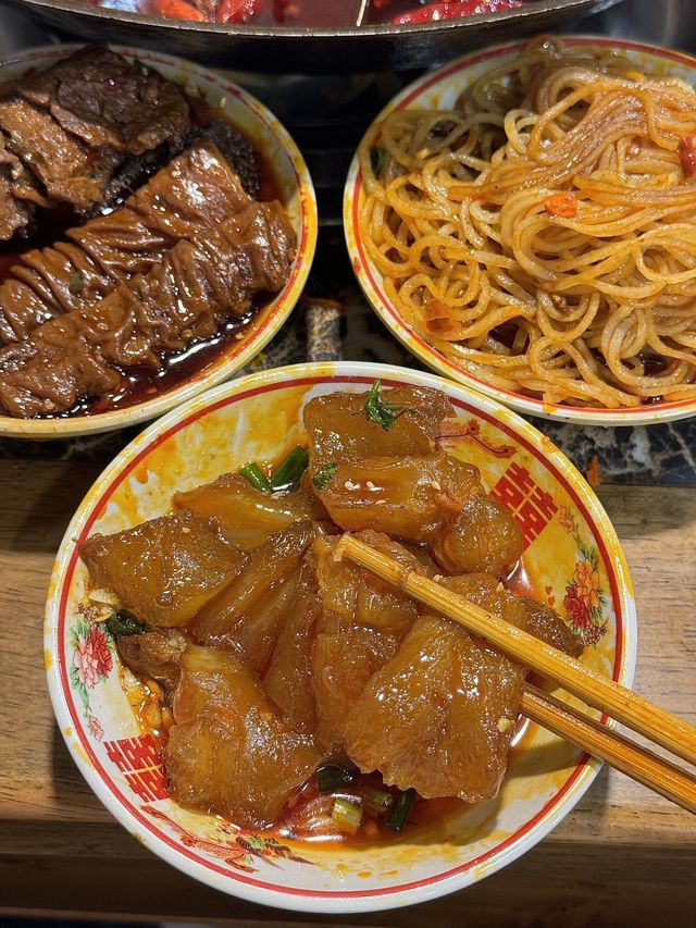 嚟重慶第一餐。。。食洞子火鍋。。。
