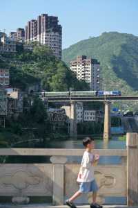 陝南魔幻8D小城慢遊巴厘島同款滑梯民宿