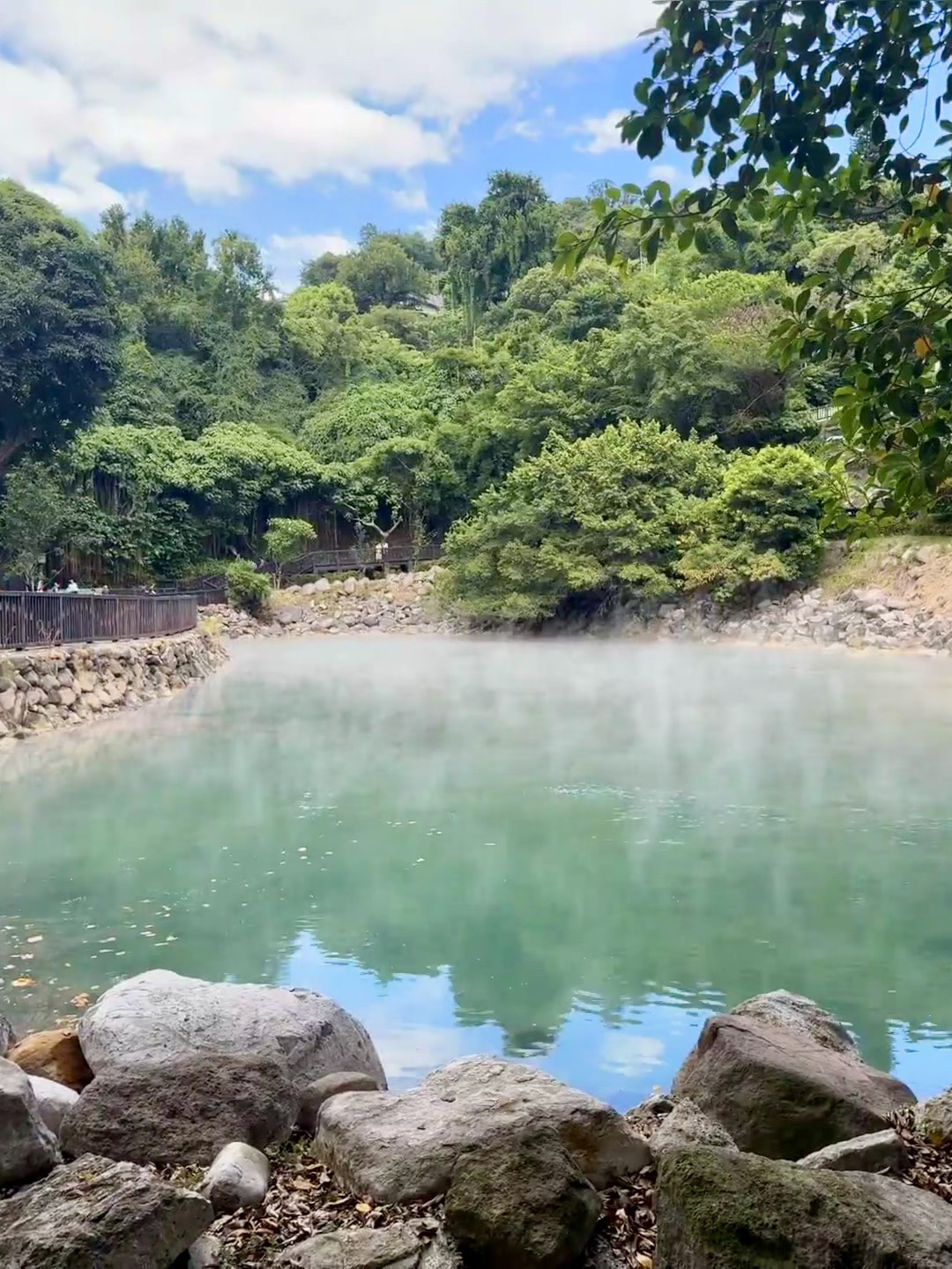 #台東綠島 
若說台東是一場慢旅行，那金崙就是途中最溫柔的停靠。這裡不像知本那樣熱鬧，反倒多了幾分樸實與遺世的靜好。從金崙車站走入村落，溫泉氣蒸騰在田野間，帶著海風的鹹味與泥土的溫度，一路指引旅人走進山谷深處的溫泉秘境。
我選了一家小小的溫泉旅宿，木造的浴池外望是一片綠意山林，泉水清澈柔滑，泡進水裡，彷彿整個身心都被山海擁抱。夜裡無聲，只有偶爾火車自橋下穿越，低鳴如夢。這是我在台東最難忘的片刻，不只因為泉水，而是這份安靜與真實，像是找回了某種遺失已久的節奏。