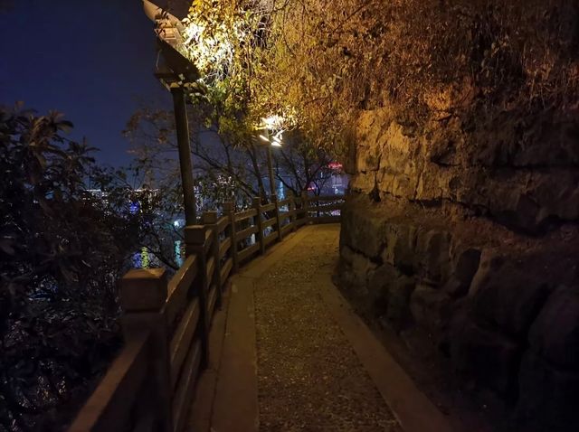 白天俯瞰江景，晚上欣賞燈光匯演，磨基山24小時漫遊指南：

磨基山作為宜昌「城市陽台」，既能徒步吸氧、俯瞰