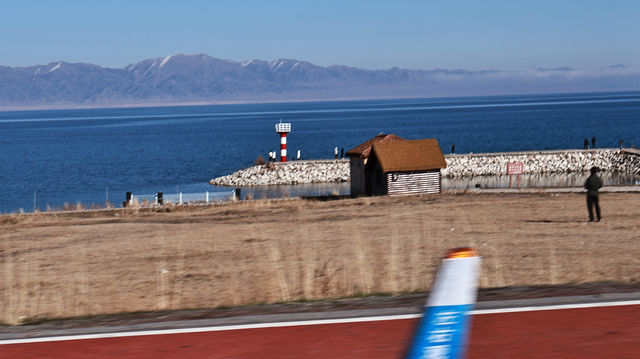 對於在成都忙碌的打工人來說，賽里木湖絕對是讓你暫時逃離都市喧囂、 recharge 能量的完美選擇。