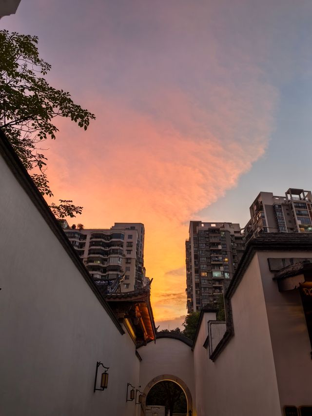 夜景絕絕子的高端民宿三寶賓邸