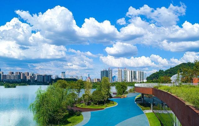 陰雨天都能玩出花樣嘅長沙西湖公園，簡直係城市入面嘅寶藏綠洲！邊個話落雨天就影唔到氛圍感大片？呢篇打卡