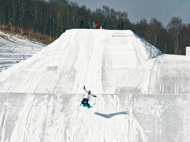 崇禮滑雪在雲頂,滑進滑出還看到了蘇翊鳴谷愛凌 滑雪度假的終極幸福是不用扛板暴走、不用趕接駁車,下 崇禮滑雪在雲頂,滑進滑出還看到了蘇翊鳴谷愛凌 滑雪度假的終極幸福是不用扛板暴走、不用趕接駁車,下