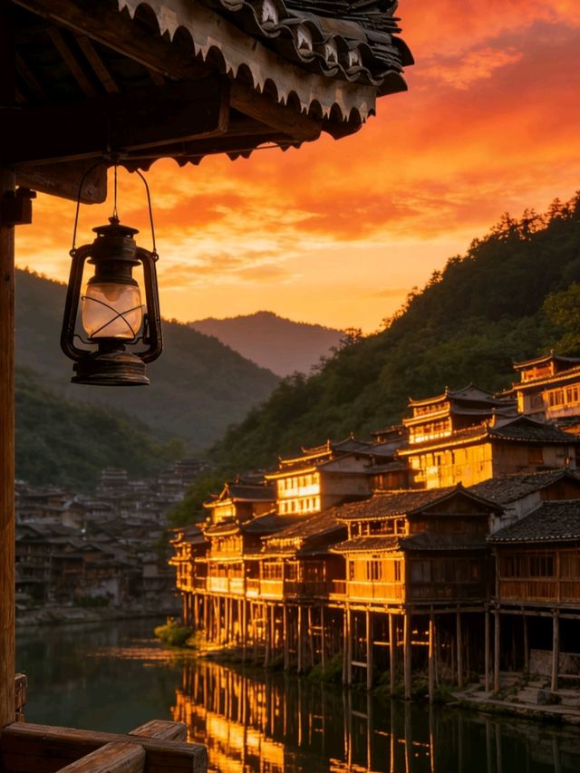 貴州黔東南：千戶苗寨的吊腳樓在梯田邊鋪成畫卷