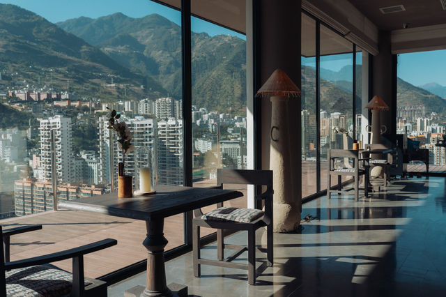 即將新開！推開窗就是高黎貢山！睡在怒江大峽谷懸崖上的酒店