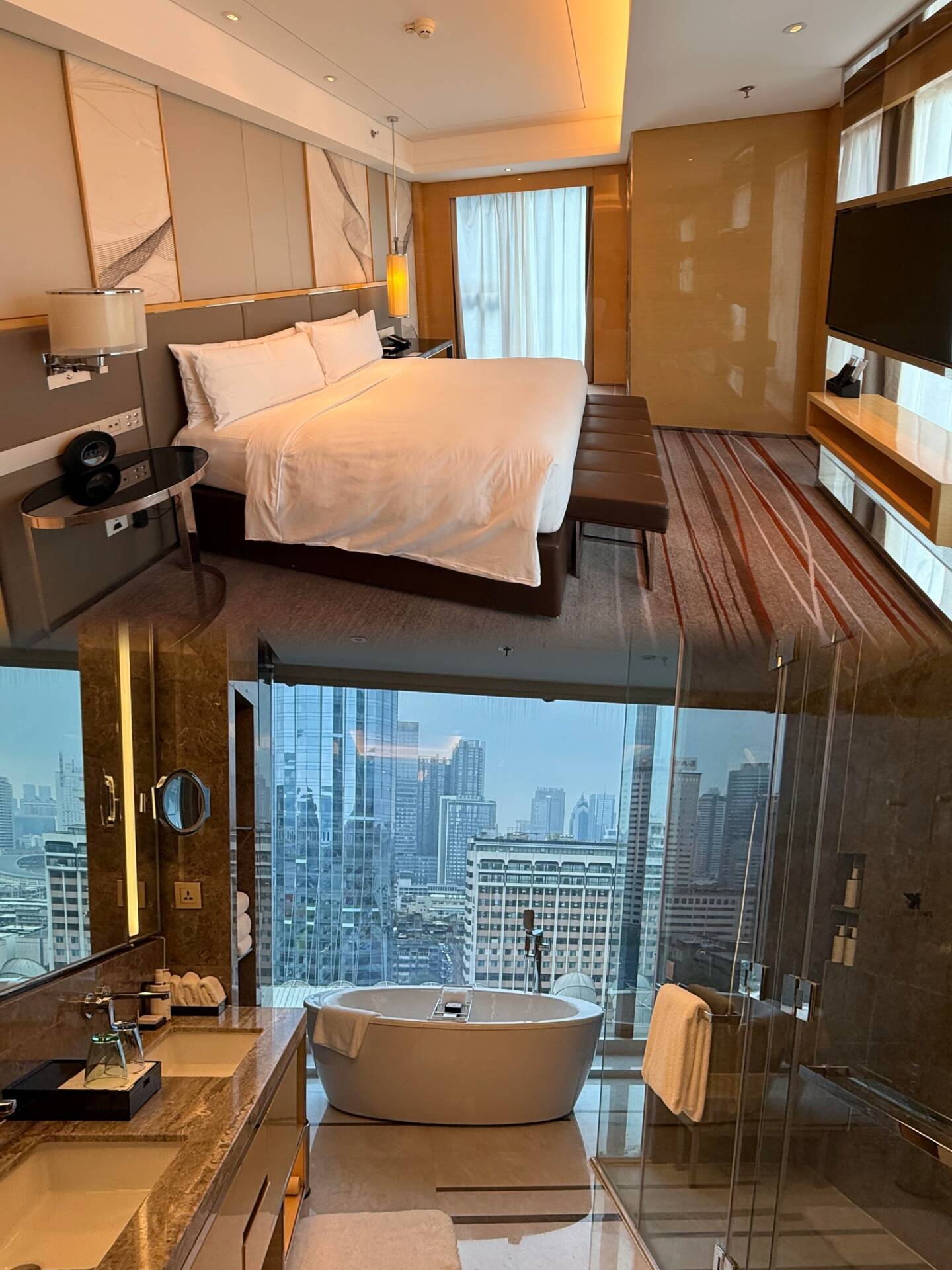 JW Marriott Hotel Chengdu Maoye

Located at No. 19 Dongyu Street, Jinjiang District, right next to Tianfu Square. It’s just a 3-minute walk from Exit F of Tianfu Square Station on Metro Lines 1 and 2. The surrounding area has everything for dining, drinking, and entertainment. It’s a 10-minute stroll to Chunxi Road Pedestrian Street, and about a 10-minute taxi ride to Kuanzhai Alley.

The hotel rooms are fantastic, with 340 guest rooms fully equipped with mini fridges, personal safes, and sofas. The down and feather pillows ensure a cozy sleep. The soundproofing in the rooms is top-notch, so you don’t have to worry about outside noise.

The hotel’s dining is also exceptional. The Marriott Chinese restaurant offers local Chengdu delicacies and classic Cantonese dishes, giving your taste buds a feast. The Executive Lounge on the 28th floor has an amazing view overlooking the Financial City, and the afternoon tea and happy hour snacks are perfectly timed.

The hotel’s fitness center, indoor swimming pool, and spa are all well arranged, plus there’s a mahjong room, which really adds that Chengdu flavor.

Finally, the hotel’s highlight: this is Chengdu’s first Marriott hotel, blending modernity with cultural atmosphere perfectly. The lobby’s wave-inspired crystal chandelier is incredibly stylish, and the room decorations and facilities are unique. The service is impeccable, with staff who are professional and have excellent attitudes.