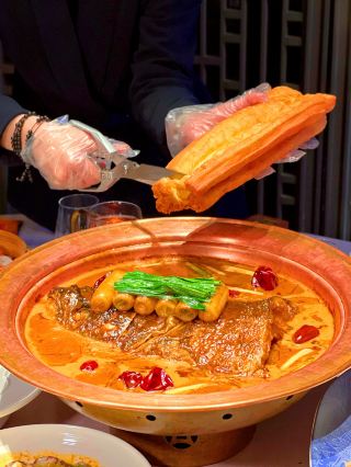 Who would have thought? I was having dinner and ended up surrounded by the Lujiazui night view!