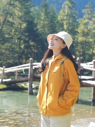 川西に隠された仙境、月亮湖は息をのむ美しさ