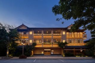 A Home with 16 Rooms by Fuxian Lake