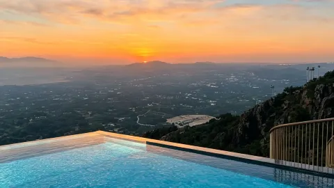 Cliffside Infinity Pool | Sleep in an 800m Fuxi Mountain Cliffside Cloud Retreat — traveler post in Xinmi