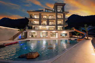 Playing in the water at the homestay's crystal-clear pool feels like an island vacation in Sanya.