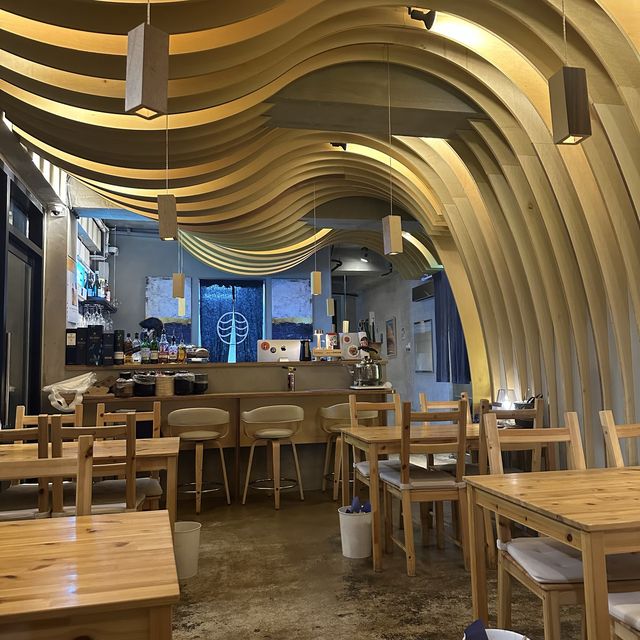 곡선형 천장 인테리어가 매우 맘에드는 연남동 맛집 !