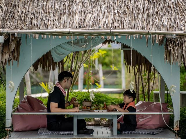 คาเฟ่นครปฐมบรรยากาศดี มีสระน้ำสีฟ้าขนาดใหญ่