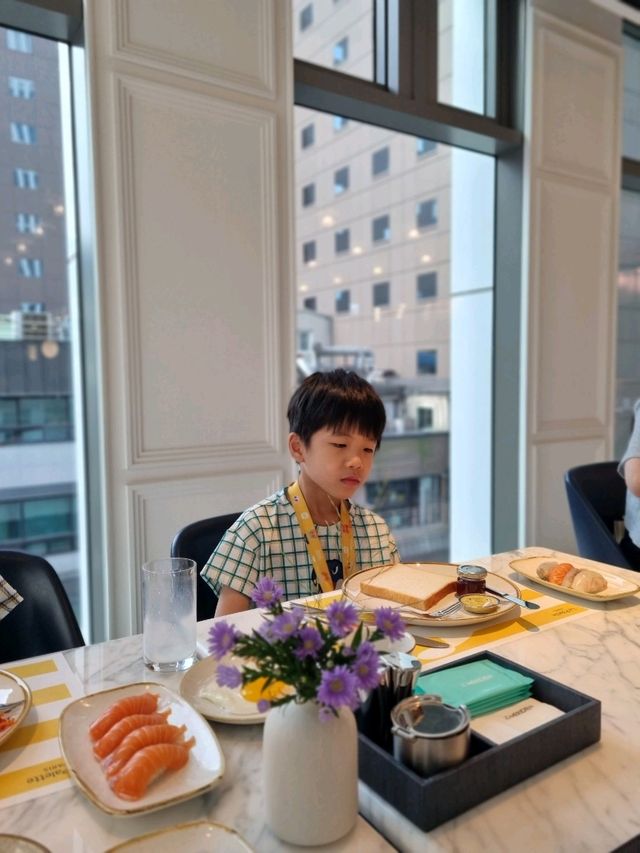 조식으로 무려 라이브 초밥이 제공되는 곳!
