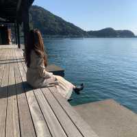 海がそばにあるカフェ