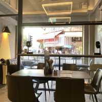 元朗教育路Proton餐廳：肉眼牛扒早餐和芒芝雪山甜品好評如潮