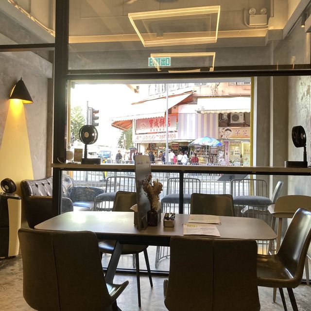 元朗教育路Proton餐廳：肉眼牛扒早餐和芒芝雪山甜品好評如潮