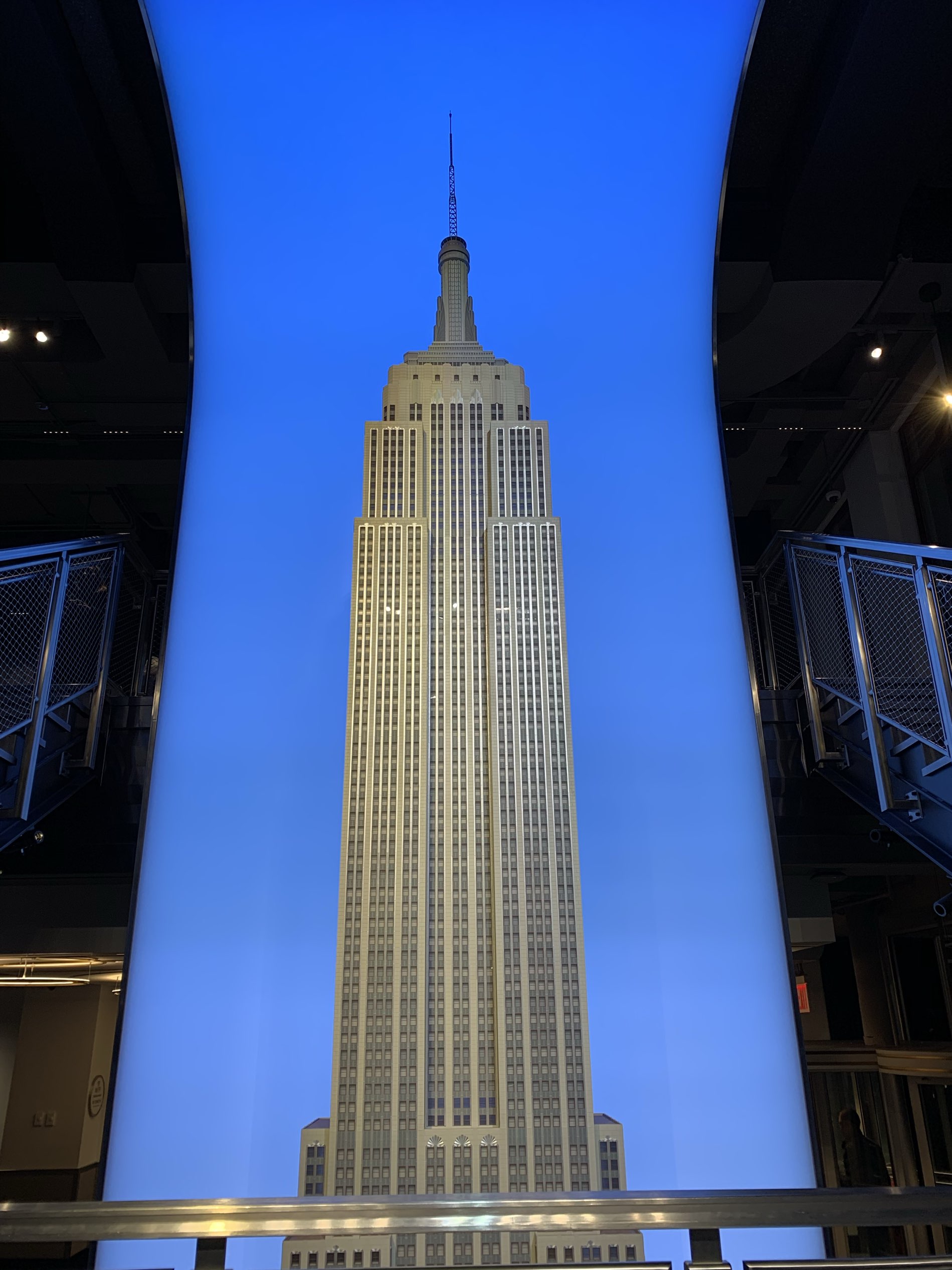 エンパイアステートビルに登ったイグアナ Four Secrets You Didn't Know About the Empire State Building