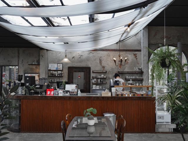 Vanvela Cafe’ & Space คาเฟ่สไตล์ Loft ปูนเปลือย