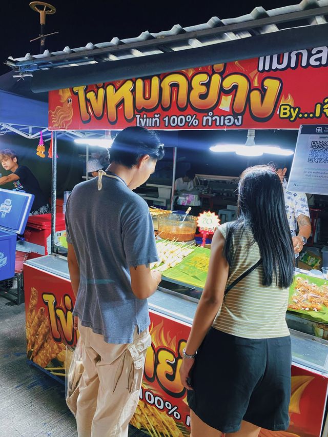เดินเล่นชิวๆ ถนนคนเดินบางแสน 