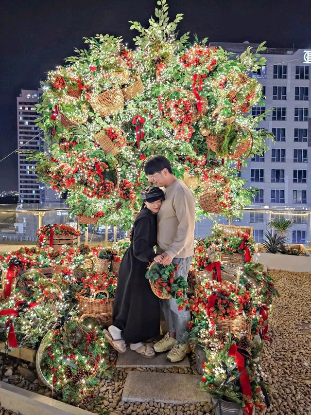 트리에 딸기가 주렁주렁열린 인천의 바다앞테라스 카피🍓🎄 