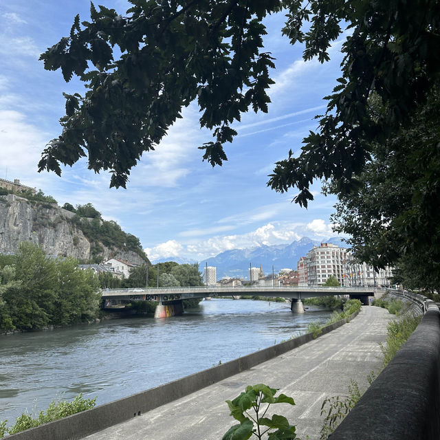 阿爾卑斯山下的休閑法式小城