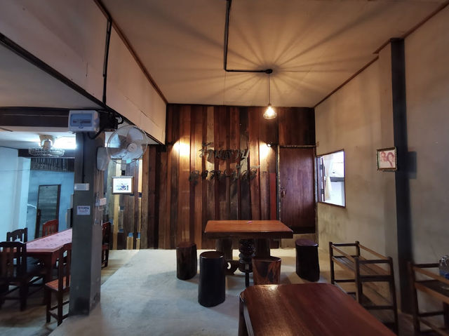 “ร้านลาบลุงรบ” ร้านอร่อยใกล้วัดพระนั่งดิน