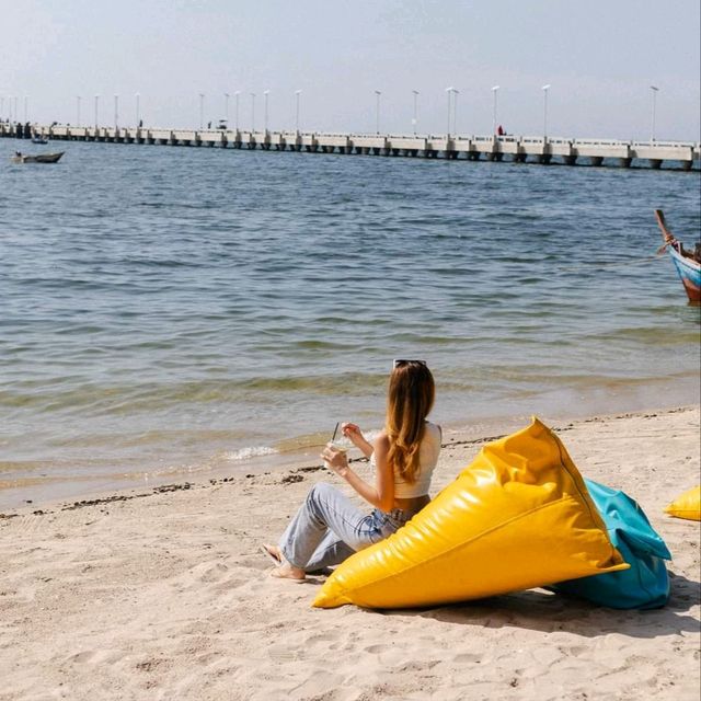 คาเฟ่สโลว์บาร์สุดชิล ริมชายหาดบางแสน