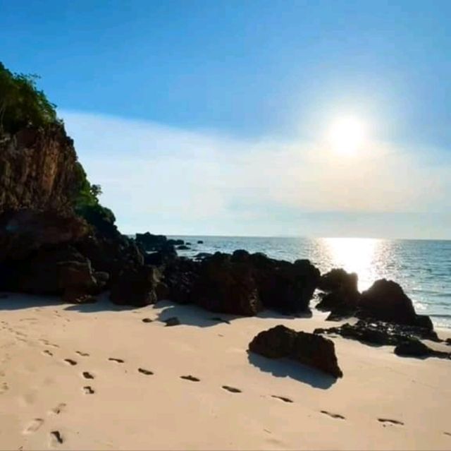 เกาะมุก น้ำทะเลใส หาดทรายขาว