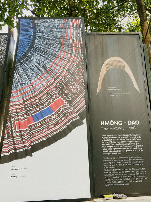 54 ethics group in a Museum🇻🇳