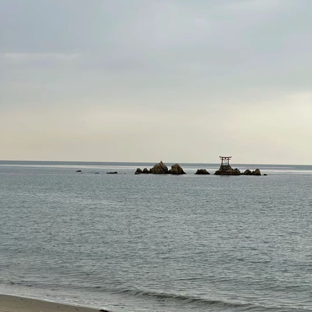 「須磨海水浴場：夕陽美景、赭紅鳥居，感受大自然的威能」