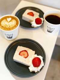 【福岡カフェ】いちごが可愛いレアチーズケーキとラテアートを満喫できるお店