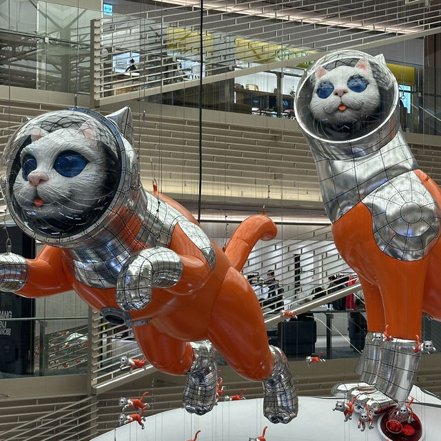 【東京】銀座一等地のビルにある空中アート