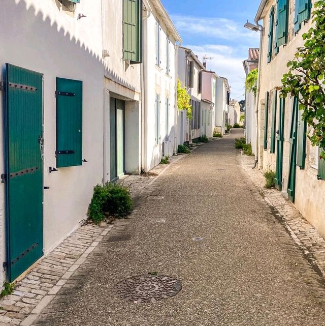 Strolling Through La Couarde’s Storybook Streets🇫🇷