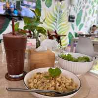 "Urban Oasis: A Unique Farm-to-Table Experience in Aquaponic Garden Café"