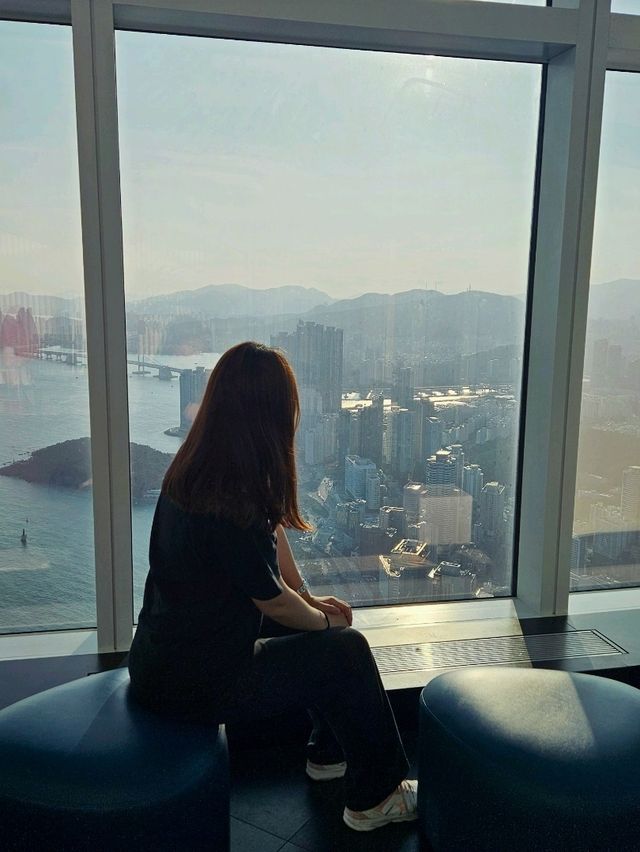 在 BUSAN X the SKY 看到山城海天全景