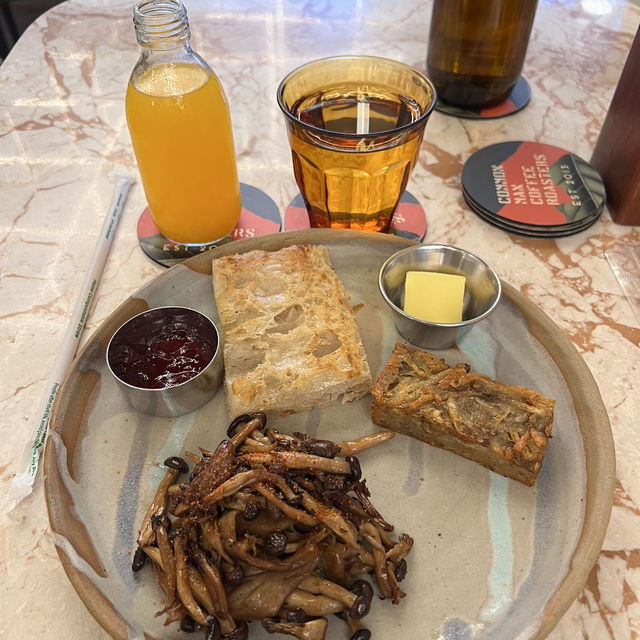Comforting brekkie at Common Man Coffee Roasters