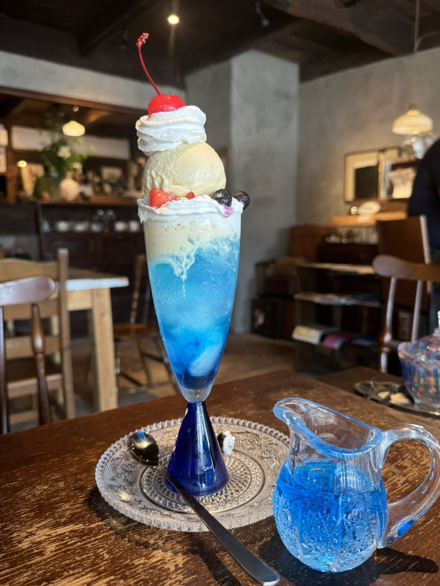 【福岡カフェ】夏はこのレトロブルーのグラスとスイーツに癒される🩵