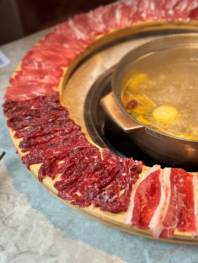 360度旋轉吃肉 實現牛肉自由 