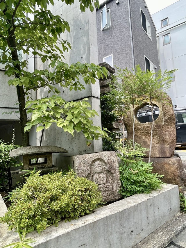 【東京都】たくさんの石像物に囲まれた神社