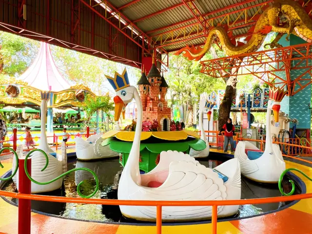 AMAZING ADVENTURE SMALL WORLD