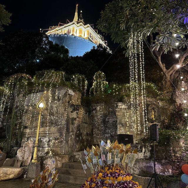 ลอยกระทงประทีป ณ ภูเขาทอง