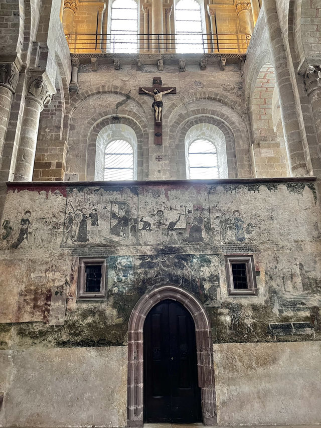 ⛪ サントフォア修道院教会：フランス巡礼路の歴史遺産 🌟