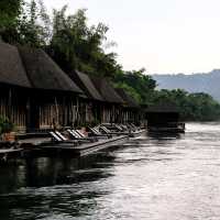นอนชิลริมน้ำแควที่ไทรโยควิว รีสอร์ท