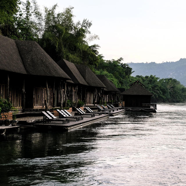 นอนชิลริมน้ำแควที่ไทรโยควิว รีสอร์ท