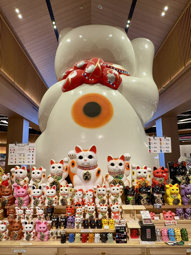 名古屋常滑永旺-欣賞世界上最大的常滑系招財貓，圓潤可愛