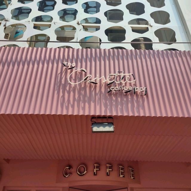 【バンコク】ピンクで可愛い The Cassette Coffee Bar